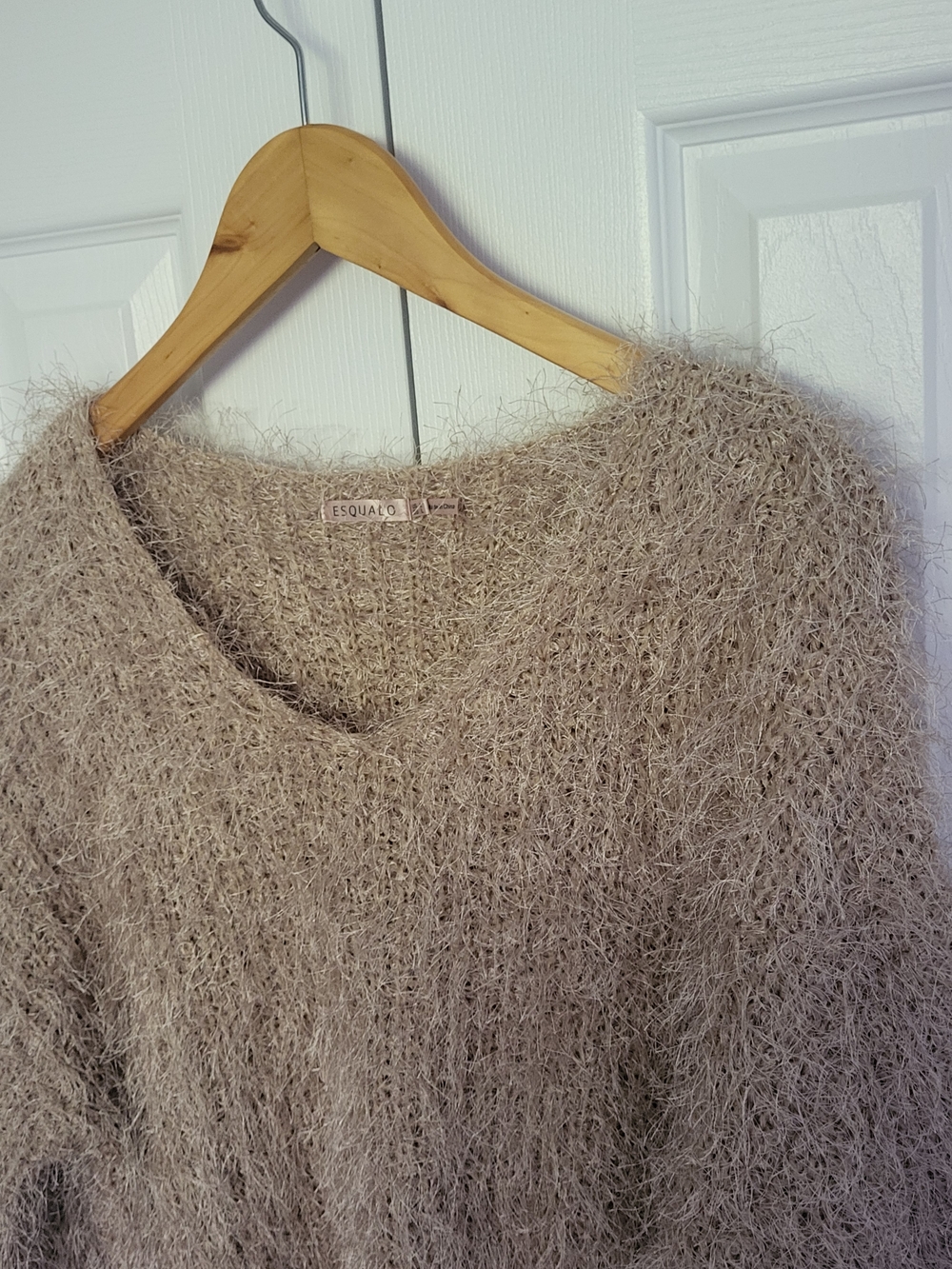ESQUALO Women's Oversized V-Neck Eyelash Knit Sweater in Beige Size L Shaggy - Picture 4 of 10